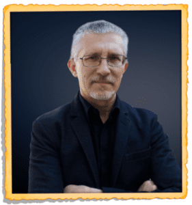 Félix Amador, responsable del libreto y letras, en una foto profesional que resalta su papel en la creación de textos y guiones para el espectáculo.