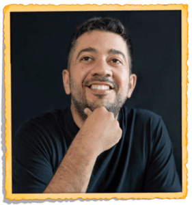 Iván Macías, compositor y productor artístico, en una foto profesional que destaca su rol en la creación y producción musical de diversos proyectos.