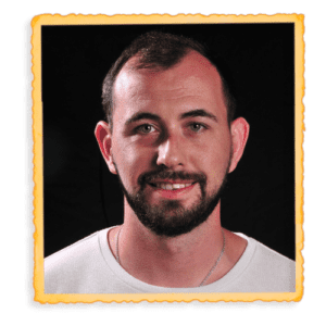 Aarón Domínguez, diseñador de caracterización y peluquería, en una foto que destaca su habilidad en la creación de looks y transformaciones para el teatro.