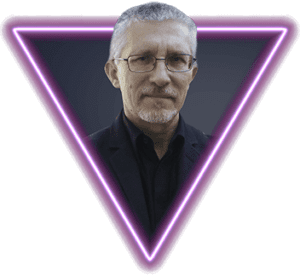 Félix Amador, responsable del libreto y letras, en una foto profesional que resalta su papel en la creación de textos y guiones para el espectáculo.