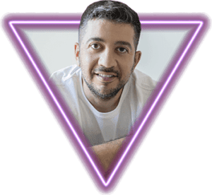 Iván Macías, compositor y productor artístico, en una foto profesional que destaca su rol en la creación y producción musical de diversos proyectos.