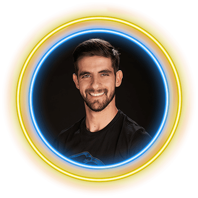 Arturo Vázquez. Marco circular con colores llamativos enmarcando a los actores, resaltando su presencia y el diseño vibrante