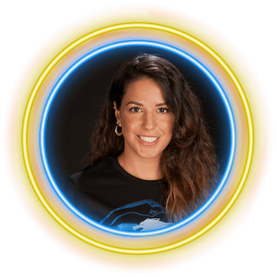 Laura Ballbe, marco circular con colores llamativos enmarcando a los actores, resaltando su presencia y el diseño vibrante