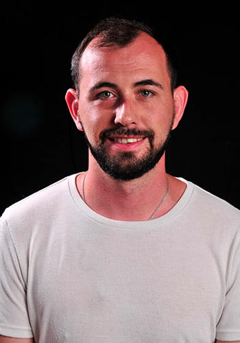 Aarón Domínguez, diseñador de caracterización y peluquería, en una foto que destaca su habilidad en la creación de looks y transformaciones para el teatro.