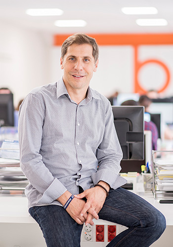 Dario Regattieri, CEO de beon. Entertainment, productor de todos los musicales, en una foto profesional que destaca su rol en la industria del entretenimiento.