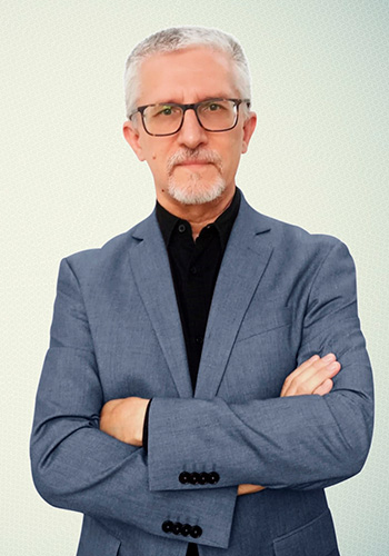 Félix Amador, responsable del libreto y letras, en una foto profesional que resalta su papel en la creación de textos y guiones para el espectáculo.