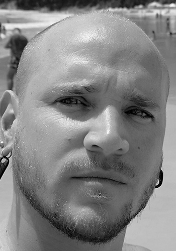 Fotografía en blanco y negri de Gonzalo Lisiardi responsable de regíduria.