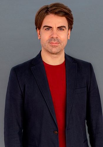 Pablo Martínez, productor con una chaqueta azul marino.